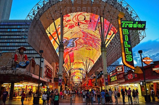 1200px-Fremont_Street_Experience_-_Downtown_Las_Vegas_(19773725368)
